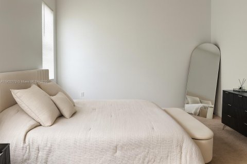 House in Miami, Florida 3 bedrooms, 182.55 sq.m. № 2013689 - photo 14