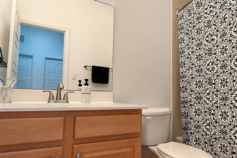 House in Miami, Florida 3 bedrooms, 182.55 sq.m. № 2013689 - photo 20