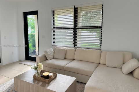 House in Miami, Florida 3 bedrooms, 182.55 sq.m. № 2013689 - photo 11