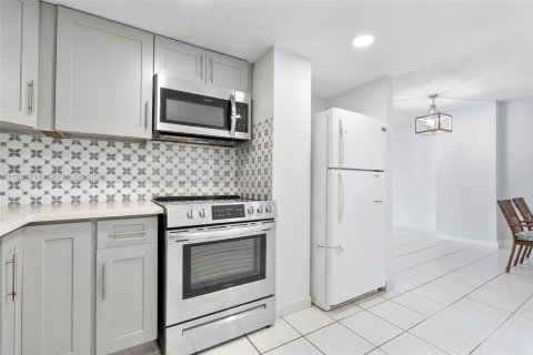 Купить виллу или дом в Норт-Майами, Флорида 2 спальни, 92.53м2, № 2052146 - фото 11