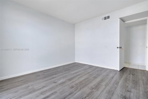 Купить виллу или дом в Норт-Майами, Флорида 2 спальни, 92.53м2, № 2052146 - фото 23