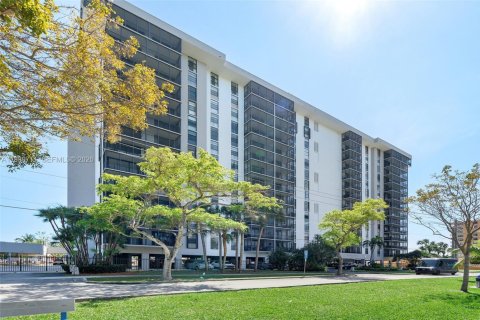 Дом в Норт-Майами, Флорида 2 спальни, 92.53м2 № 2052146