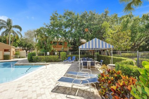 Condo in Pompano Beach, Florida, 2 bedrooms  № 1222625 - photo 1
