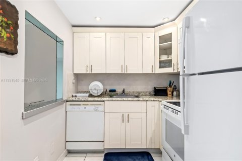 Снять в аренду кондоминиум в Санни-Айлс-Бич, Флорида 1 спальня, 50.72м2, № 1991477 - фото 3