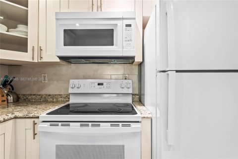 Снять в аренду кондоминиум в Санни-Айлс-Бич, Флорида 1 спальня, 50.72м2, № 1991477 - фото 2