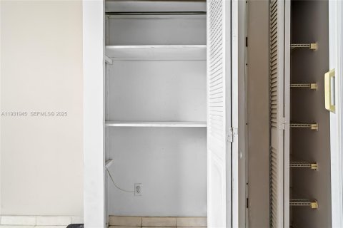 Снять в аренду кондоминиум в Санни-Айлс-Бич, Флорида 1 спальня, 50.72м2, № 1991477 - фото 17