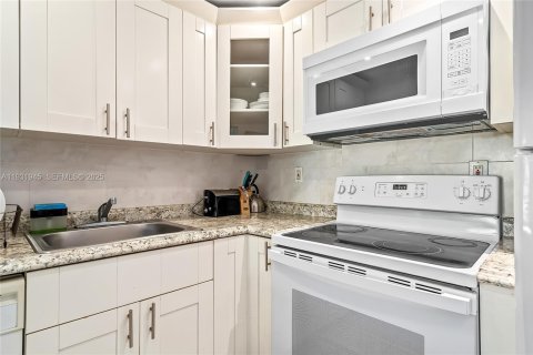 Снять в аренду кондоминиум в Санни-Айлс-Бич, Флорида 1 спальня, 50.72м2, № 1991477 - фото 1