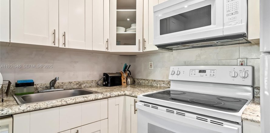 Кондоминиум с 1 спальней в Санни-Айлс-Бич, Флорида № 1991477