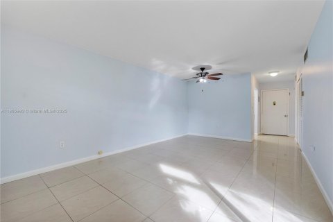 Condo in West Palm Beach, Florida, 1 bedroom  № 1956841 - photo 10