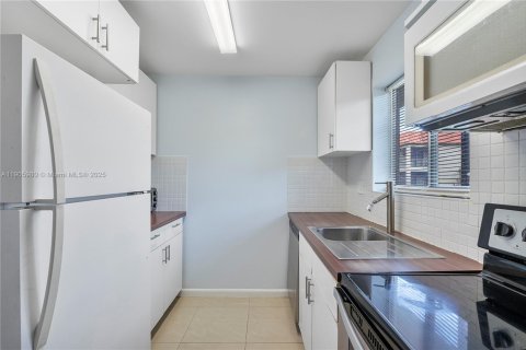 Condo in West Palm Beach, Florida, 1 bedroom  № 1956841 - photo 5