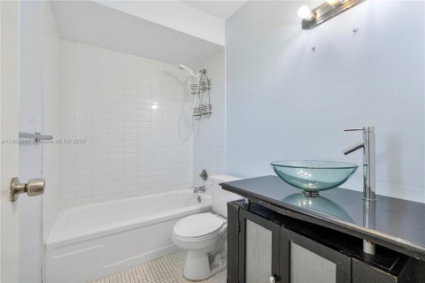 Condo in West Palm Beach, Florida, 1 bedroom  № 1956841 - photo 9