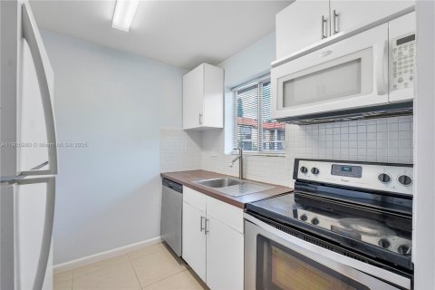 Condo in West Palm Beach, Florida, 1 bedroom  № 1956841 - photo 1
