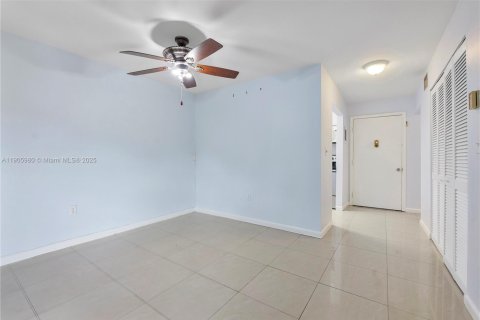 Condo in West Palm Beach, Florida, 1 bedroom  № 1956841 - photo 2