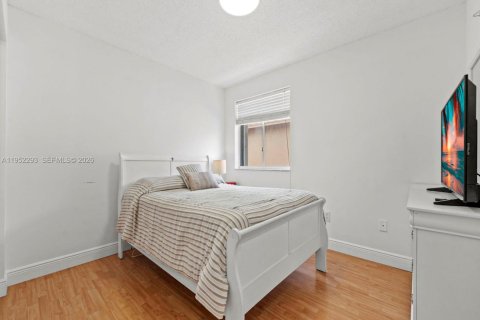 House in Miami, Florida 4 bedrooms, 208.38 sq.m. № 2011306 - photo 25