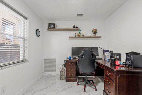 House in Miami, Florida 4 bedrooms, 208.38 sq.m. № 2011306 - photo 14