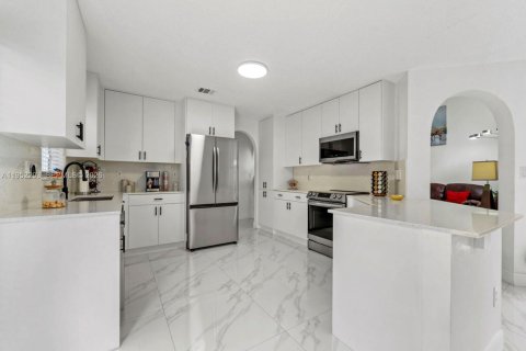 House in Miami, Florida 4 bedrooms, 208.38 sq.m. № 2011306 - photo 12