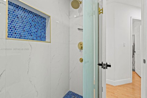 House in Miami, Florida 4 bedrooms, 208.38 sq.m. № 2011306 - photo 28