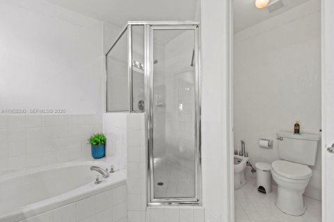 House in Miami, Florida 4 bedrooms, 208.38 sq.m. № 2011306 - photo 23