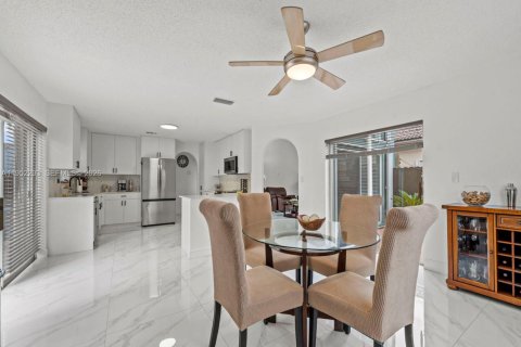 House in Miami, Florida 4 bedrooms, 208.38 sq.m. № 2011306 - photo 9