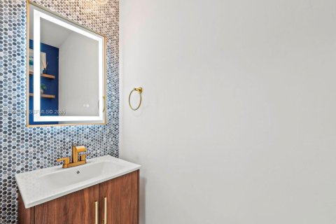 House in Miami, Florida 4 bedrooms, 208.38 sq.m. № 2011306 - photo 15