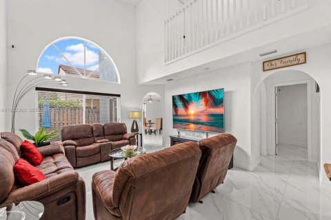 House in Miami, Florida 4 bedrooms, 208.38 sq.m. № 2011306 - photo 5