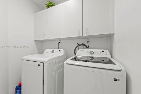 House in Miami, Florida 4 bedrooms, 208.38 sq.m. № 2011306 - photo 17