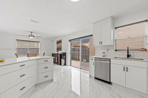 House in Miami, Florida 4 bedrooms, 208.38 sq.m. № 2011306 - photo 11