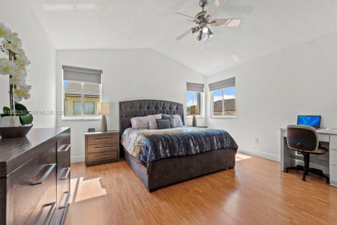 House in Miami, Florida 4 bedrooms, 208.38 sq.m. № 2011306 - photo 19