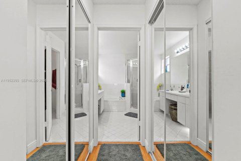 House in Miami, Florida 4 bedrooms, 208.38 sq.m. № 2011306 - photo 21