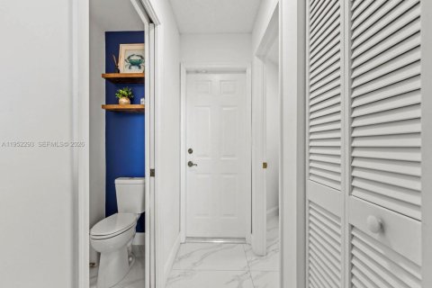 House in Miami, Florida 4 bedrooms, 208.38 sq.m. № 2011306 - photo 16