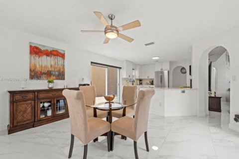 House in Miami, Florida 4 bedrooms, 208.38 sq.m. № 2011306 - photo 8