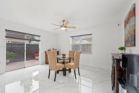 House in Miami, Florida 4 bedrooms, 208.38 sq.m. № 2011306 - photo 10