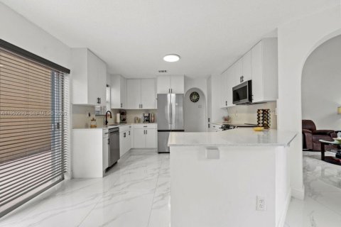 House in Miami, Florida 4 bedrooms, 208.38 sq.m. № 2011306 - photo 13