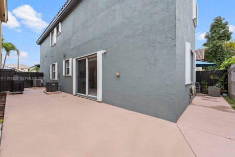 House in Miami, Florida 4 bedrooms, 208.38 sq.m. № 2011306 - photo 30