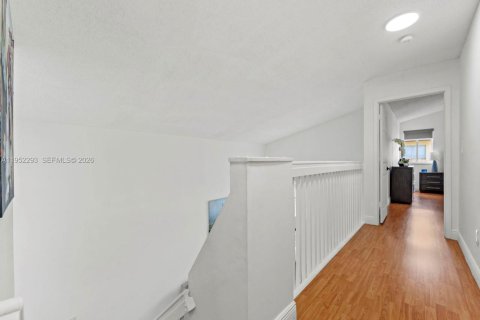 House in Miami, Florida 4 bedrooms, 208.38 sq.m. № 2011306 - photo 18