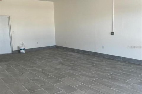 Immobilier commercial à louer à Port Charlotte, Floride: 604.79 m2 № 2280399 - photo 2