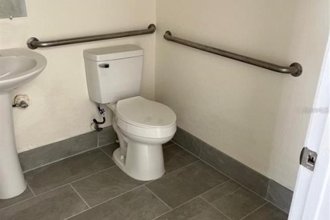 Immobilier commercial à louer à Port Charlotte, Floride: 604.79 m2 № 2280399 - photo 5
