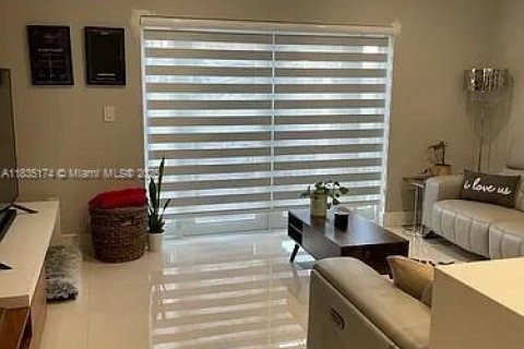 Townhouse in Miami, Florida 3 bedrooms, 155.89 sq.m. № 1872259 - photo 3