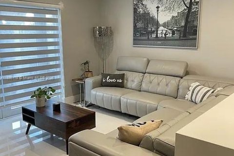 Townhouse in Miami, Florida 3 bedrooms, 155.89 sq.m. № 1872259 - photo 2