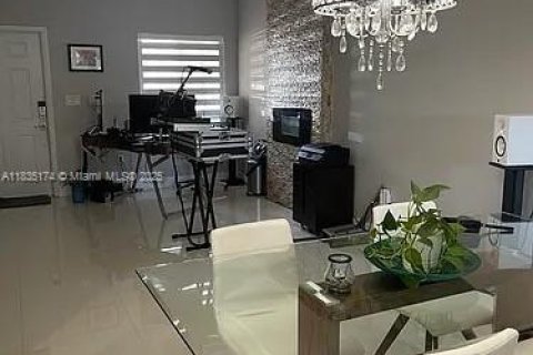 Townhouse in Miami, Florida 3 bedrooms, 155.89 sq.m. № 1872259 - photo 4