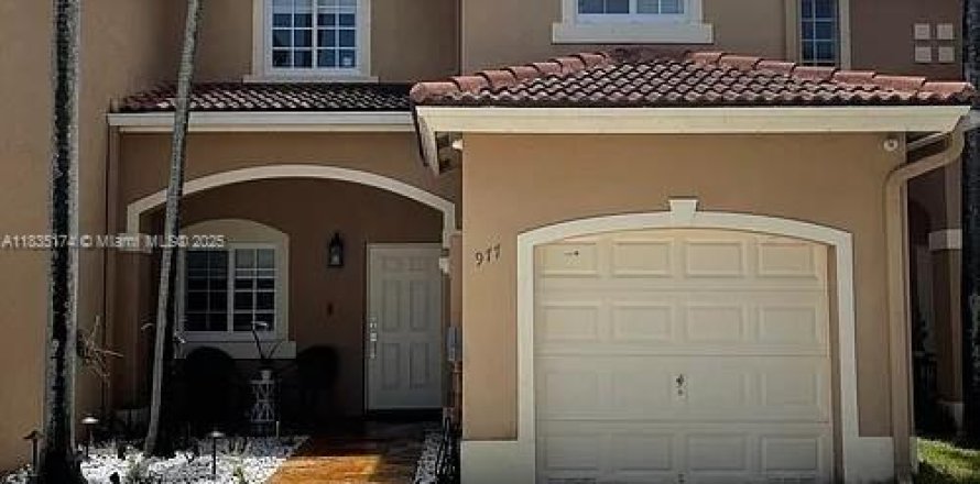 Townhouse in Miami, Florida 3 bedrooms, 155.89 sq.m. № 1872259