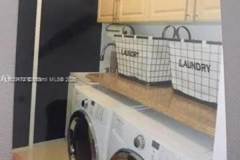 Townhouse in Miami, Florida 3 bedrooms, 155.89 sq.m. № 1872259 - photo 13