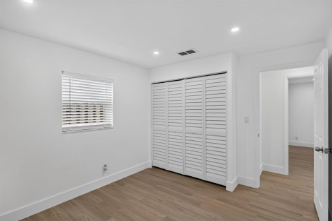 House in Sunrise, Florida 3 bedrooms, 120.22 sq.m. № 2412461 - photo 9