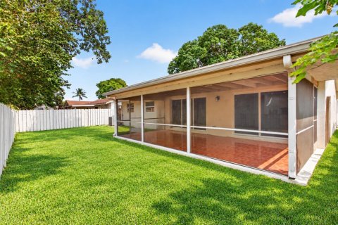 House in Sunrise, Florida 3 bedrooms, 120.22 sq.m. № 2412461 - photo 8