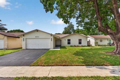House in Sunrise, Florida 3 bedrooms, 120.22 sq.m. № 2412461