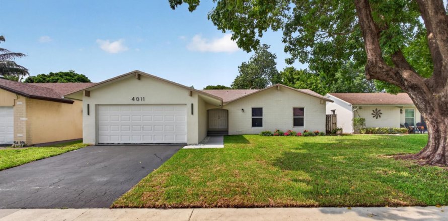 House in Sunrise, Florida 3 bedrooms, 120.22 sq.m. № 2412461