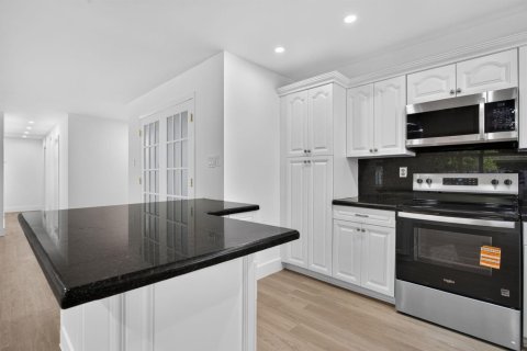 House in Sunrise, Florida 3 bedrooms, 120.22 sq.m. № 2412461 - photo 2