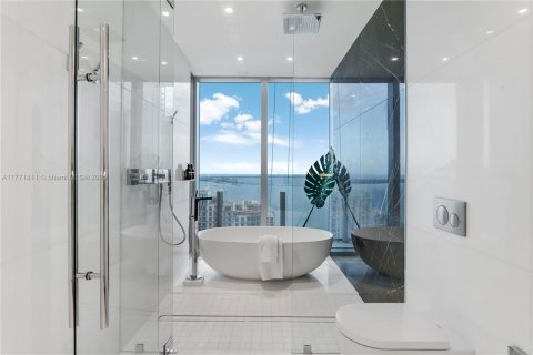 Condo in Miami, Florida, 5 bedrooms  № 1702342 - photo 27