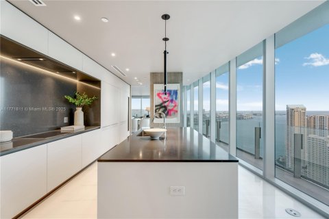 Condo in Miami, Florida, 5 bedrooms  № 1702342 - photo 11