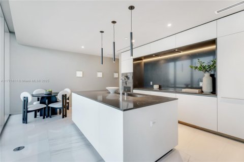 Condo in Miami, Florida, 5 bedrooms  № 1702342 - photo 14